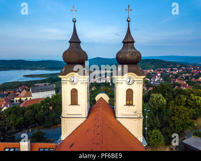 Tihany, Ungarn - Die zwei Uhr Türme der berühmten Benediktinerabtei Tihany (Abtei Tihany) bei Sonnenaufgang Stockfoto