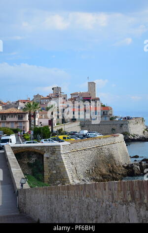 Blick auf den Strand und Dorf von Antibes, Cote D'Azur Frankreich Stockfoto