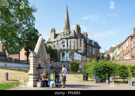 Dyce Trinkbrunnen und die Turmspitze von St. Leonard's Kirche, Streatham Grün, Streatham, London Borough der Wandsworth, London, England, Vereinigtes Königreich Stockfoto