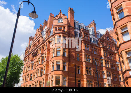 Opulente britische Viktorianisches Luxus Wohnungen Gebäude aus roten Ziegelsteinen in Mayfair, London, Großbritannien Stockfoto