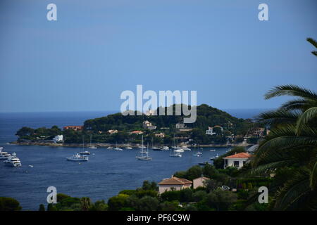 Blick auf Cap Ferrat und die umliegende Küste der Cote D'Azur und der französischen Riviera Stockfoto