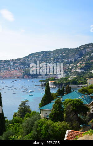 Blick auf Cap Ferrat und die umliegende Küste der Cote D'Azur und der französischen Riviera Stockfoto