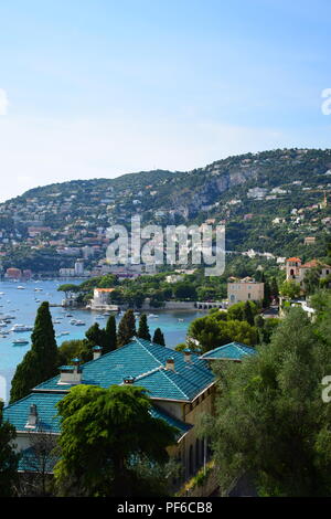 Blick auf Cap Ferrat und die umliegende Küste der Cote D'Azur und der französischen Riviera Stockfoto