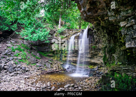 Wasserfälle und grüne Moos bedeckt Schiefergestein Bildung von Niagara Escarpment in Erhaltung Hilton, Milton, Ontario, Kanada Stockfoto