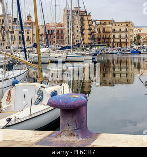 PALERMO, SIZILIEN, ITALIEN - 21. MAI 2018: Yachten in der Marina im Alten Hafen (La Cala) Stockfoto