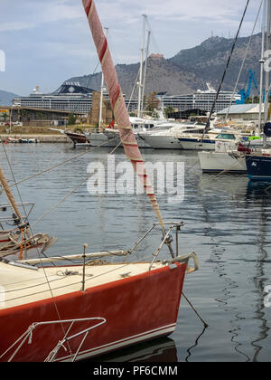 PALERMO, SIZILIEN, ITALIEN - 21. MAI 2018: Blick auf den Yachthafen im Alten Hafen (La Cala) Stockfoto