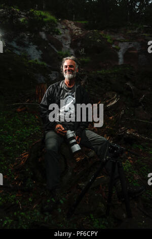 Retrato del fotografo y biologo Paul Hamilton. Porträt des Fotografen und Biologen Paul Hamilton. www.BiodiversityGroup.org Paul hält einen Master in Biologie an der Universität von Kalifornien, Riverside, und einen Doktortitel in Biologie von der Arizona State University und hat Feldstudien in evolutionären, Verhaltens- und Erhaltung Ökologie sowohl in den Tropen und Wüste Südwesten durchgeführt. Er hat auch umfangreiche Erfahrung in der Fotografie und Web Design, entwickelt und pflegt die zwei organisatorische Websites. Wie eine frühere Mitglied der Fakultät an der Arizona State University Associate Stockfoto