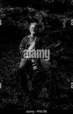 Retrato del fotografo y biologo Paul Hamilton. Porträt des Fotografen und Biologen Paul Hamilton. www.BiodiversityGroup.org Paul hält einen Master in Biologie an der Universität von Kalifornien, Riverside, und einen Doktortitel in Biologie von der Arizona State University und hat Feldstudien in evolutionären, Verhaltens- und Erhaltung Ökologie sowohl in den Tropen und Wüste Südwesten durchgeführt. Er hat auch umfangreiche Erfahrung in der Fotografie und Web Design, entwickelt und pflegt die zwei organisatorische Websites. Wie eine frühere Mitglied der Fakultät an der Arizona State University Associate Stockfoto