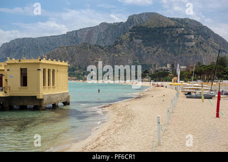 PALERMO, SIZILIEN, ITALIEN - 21. MAI 2018: Blick am Strand des Mondello Resort Stockfoto