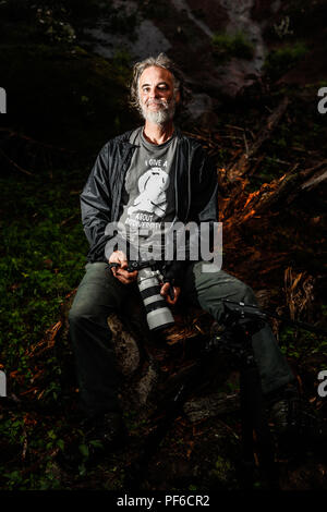 Retrato del fotografo y biologo Paul Hamilton. Porträt des Fotografen und Biologen Paul Hamilton. www.BiodiversityGroup.org Paul hält einen Master in Biologie an der Universität von Kalifornien, Riverside, und einen Doktortitel in Biologie von der Arizona State University und hat Feldstudien in evolutionären, Verhaltens- und Erhaltung Ökologie sowohl in den Tropen und Wüste Südwesten durchgeführt. Er hat auch umfangreiche Erfahrung in der Fotografie und Web Design, entwickelt und pflegt die zwei organisatorische Websites. Wie eine frühere Mitglied der Fakultät an der Arizona State University Associate Stockfoto