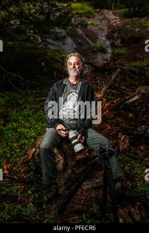 Retrato del fotografo y biologo Paul Hamilton. Porträt des Fotografen und Biologen Paul Hamilton. www.BiodiversityGroup.org Paul hält einen Master in Biologie an der Universität von Kalifornien, Riverside, und einen Doktortitel in Biologie von der Arizona State University und hat Feldstudien in evolutionären, Verhaltens- und Erhaltung Ökologie sowohl in den Tropen und Wüste Südwesten durchgeführt. Er hat auch umfangreiche Erfahrung in der Fotografie und Web Design, entwickelt und pflegt die zwei organisatorische Websites. Wie eine frühere Mitglied der Fakultät an der Arizona State University Associate Stockfoto