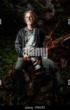 Retrato del fotografo y biologo Paul Hamilton. Porträt des Fotografen und Biologen Paul Hamilton. www.BiodiversityGroup.org Paul hält einen Master in Biologie an der Universität von Kalifornien, Riverside, und einen Doktortitel in Biologie von der Arizona State University und hat Feldstudien in evolutionären, Verhaltens- und Erhaltung Ökologie sowohl in den Tropen und Wüste Südwesten durchgeführt. Er hat auch umfangreiche Erfahrung in der Fotografie und Web Design, entwickelt und pflegt die zwei organisatorische Websites. Wie eine frühere Mitglied der Fakultät an der Arizona State University Associate Stockfoto