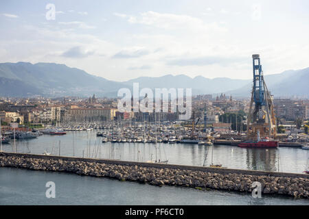 PALERMO, SIZILIEN, ITALIEN - 21. MAI 2018: Blick über den Hafen Stockfoto