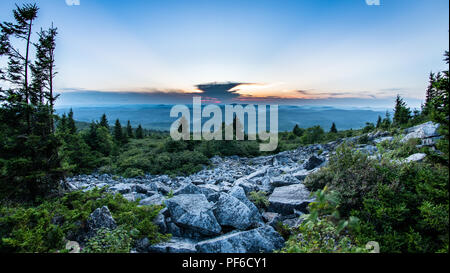 Die Sonne geht hinter einem riesigen Gewitter wolke in der Appalachian Berge aus Fichte Knopf in West Virginia gesehen Stockfoto