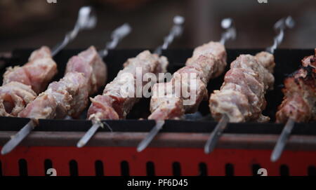 Kochen Fleisch Grillen über Holzkohle in der Nähe Stockfoto