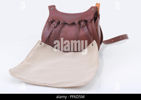 Leder Jagd Tasche mit braun Ornament mit Schirmherrschaft auf weißem Hintergrund isoliert Stockfoto