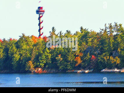 Während auf einer Fähre tourist Kreuzfahrt in den Tausend Insel, Alexandria Bay, Region der oberen Staat New York, USA, passierten wir die Skydeck Turm auf der Ca Stockfoto