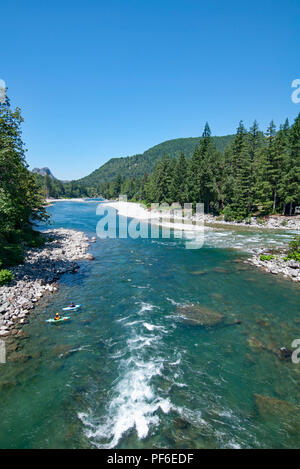 Schöne Natur Landschaft der Skykomish River im Staat Washington, USA mit Bergen im Hintergrund und ein paar Kajaks im Wasser. Stockfoto