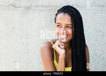 Schöne afrikanische ameircan Frau mit Dreadlocks, seitlich im Freien im Sommer Stockfoto