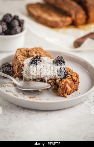 Vegane Schokolade Kuchen mit Chia Pudding und Brombeeren, weißen Hintergrund. Saubere Konzept essen. Stockfoto