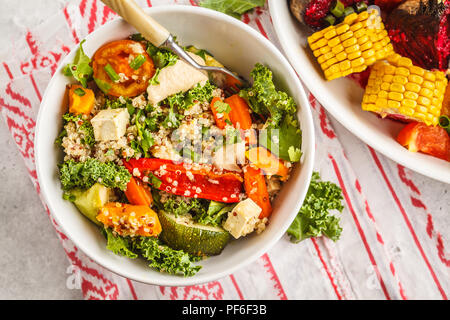 Gesund vegan Salat mit gebackenem Gemüse, Quinoa und Grünkohl auf weißem Hintergrund. Saubere Konzept essen. Stockfoto