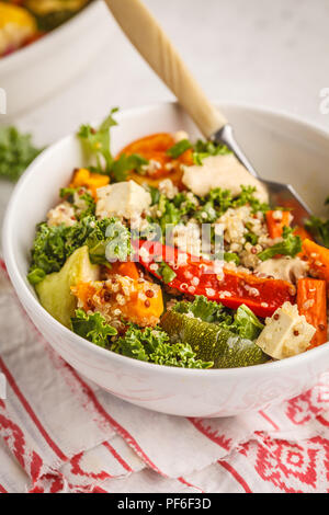 Gesund vegan Salat mit gebackenem Gemüse, Quinoa und Grünkohl auf weißem Hintergrund. Saubere Konzept essen. Stockfoto