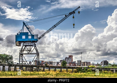 Leeres Grundstück mit alten Kran und vor kurzem gebaut Appartement Gebäude im Hintergrund in der staart Stadtumbau in Dordrecht Stockfoto