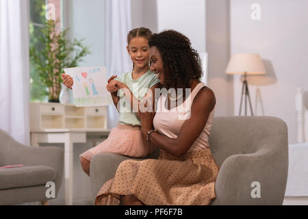 Freut mich, Frau genießen der Zeichnung ihrer Tochter Stockfoto