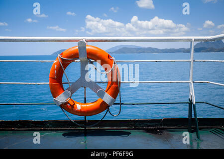 Leben Boje hängen auf einer flachen Oberseite einer Fähre Dach. Stockfoto