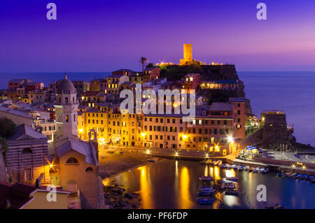 Sonnenuntergang Szene in der Nähe der Küste von Vernazza, Cinque Terre. Italien Stockfoto