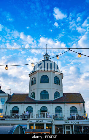 Bunte Kirmes auf Worthing Seafront in England Stockfoto