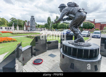 Statue von Stanley Elton Hollis, in Middlesbrough, England, UK. Er gewann die einzige Victoria Cross auf der D-Tag (6. Juni 1944) ausgezeichnet. Stockfoto