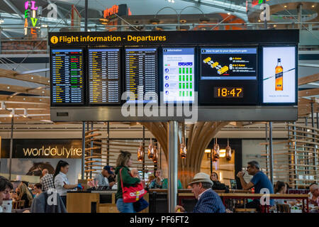 Flight Information Display in der Abflughalle am Flughafen London Heathrow Terminal 5, England, Großbritannien Stockfoto