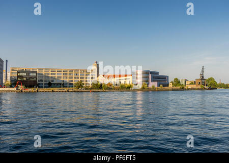 Blick über die Spree an die Fachhochschule (Hochschule für Technik und Wirtschaft - HTW) im Sommer 2018, Berlin, Deutschland Stockfoto