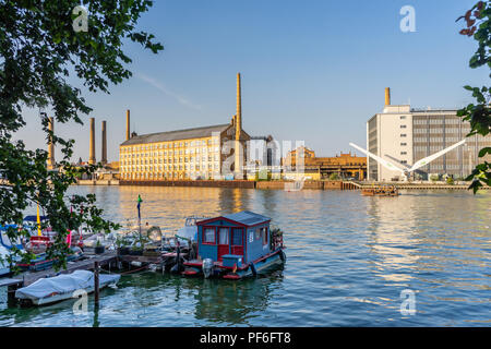 Blick über die Spree an die Fachhochschule (Hochschule für Technik und Wirtschaft - HTW) im Sommer 2018, Berlin, Deutschland Stockfoto