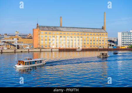 Die ehemaligen KWO (Kabelwerk Oberspree) jetzt Gebäude teilweise von der Universität für Technik und Wirtschaft (HTW) Berlin, Sommer 2018, Deutschland Stockfoto