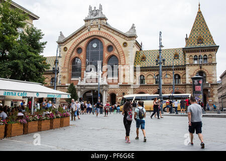 Budapest, Ungarn. 15 August, 2018. Ein Blick über Fővám Platz und der neo-gotischen Nagyvásárcsarnok (Große Halle). Stockfoto