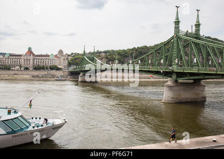 Budapest, Ungarn. 15 August, 2018. Ein Blick über die Donau auf das Gellért Hotel neben dem Szabadság híd (Freiheitsbrücke). Stockfoto