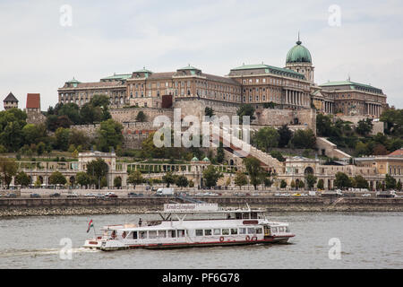 Budapest, Ungarn. 15 August, 2018. Ein Blick über die Donau in Richtung Burgberg. Stockfoto