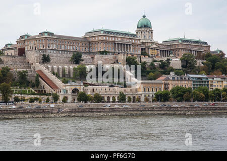 Budapest, Ungarn. 15 August, 2018. Ein Blick über die Donau in Richtung Burgberg. Stockfoto