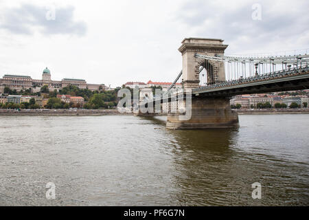 Budapest, Ungarn. 15 August, 2018. Ein Blick auf die Burg und das Széchenyi Lánchíd (Széchenyi Kettenbrücke). Stockfoto