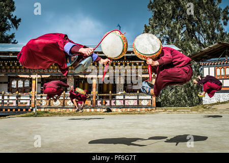 Mönche Üben der schwarzen Hut Tanz in einem Kloster in der Nähe von Chamkar, Bhutan Stockfoto