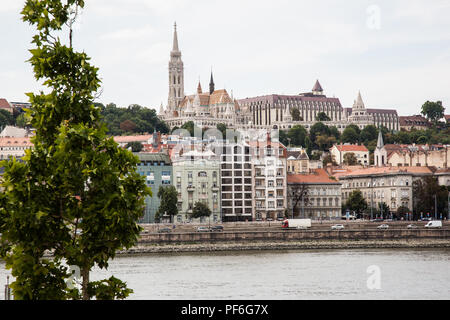 Budapest, Ungarn. 15 August, 2018. Ein Blick über die Donau auf die mátyás Templom (Matthiaskirche), Hilton Hotel und Halászbástya (Fischer Stockfoto