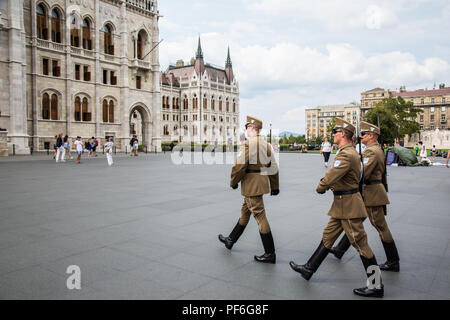 Budapest, Ungarn. 15 August, 2018. Die wachablösung vor dem ungarischen Parlament. Stockfoto