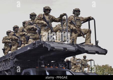 Warschau, 15. August 2018 Streitkräfte Tag. Polnische Special forces Soldaten aus dem JW GROM, eine Elite Anti-Terror-Einheit der polnischen Streitkräfte. Stockfoto