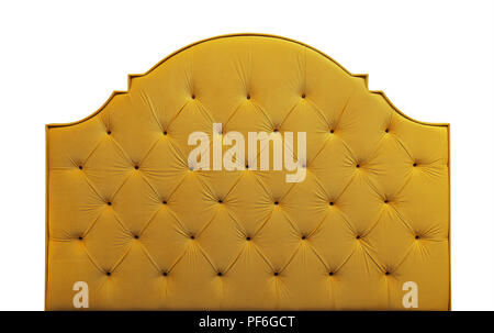 Geformte leuchtend gelben Soft velvet Fabric capitone Bett Kopfteil aus Chesterfiels style Sofa, auf weißem Hintergrund, Vorderansicht Stockfoto