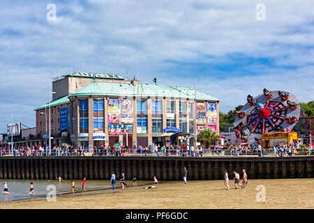 Weymouth Pavillon, den Strand und die Messe Fahrt auf einem warmen sonnigen Tag für den jährlichen Karneval in Dorchester, Dorset UK im August Stockfoto