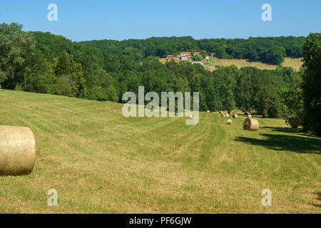 Mit Blick auf die ländlichen Sommer Landwirtschaft Landschaft in der Nähe von Penne d'Agenais in ländlichen Lot-et-Garonne Landschaft, Frankreich. Stockfoto