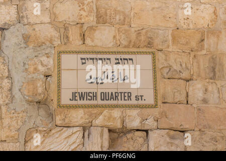 Ein Zeichen aus Fliesen mit der Darstellung der 'Jüdisches Viertel'-Straße in der Altstadt von Jerusalem, Israel, Naher Osten Stockfoto