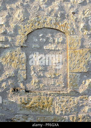 Alte blockiert Fenster in der Mauer aus Stein - Frankreich. Stockfoto